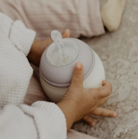 baby holding elhee bottle