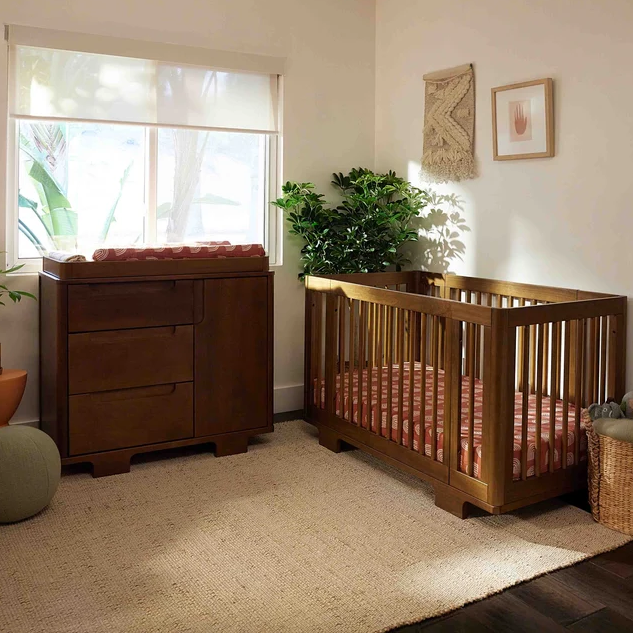 Yuzu crib and changer setup for small apartments
